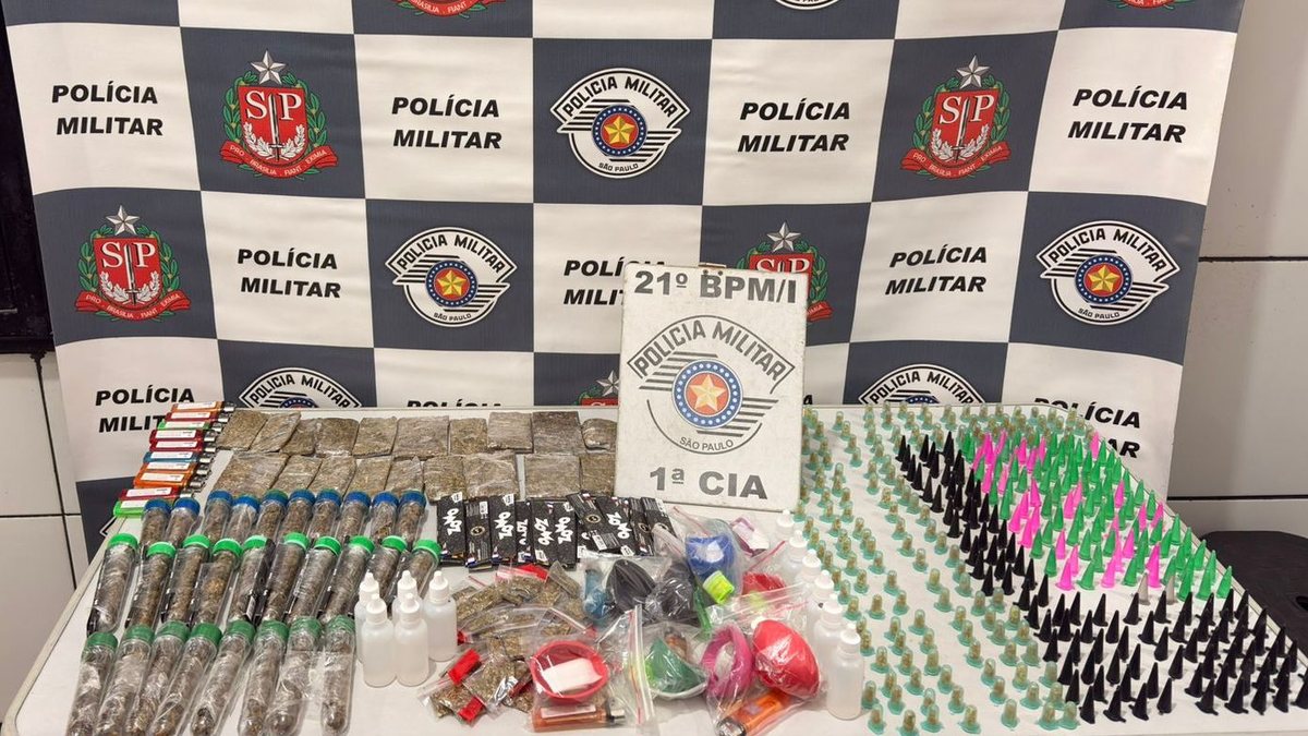 Operação da PM em Guarujá apreende drogas e remove barricadas colocadas pelo crime organizado em comunidade