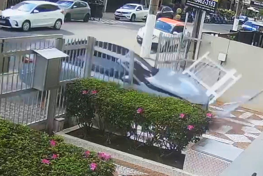 BMW desgovernada quase atropela pedestre e invade prédio no Gonzaga, em Santos; VÍDEO