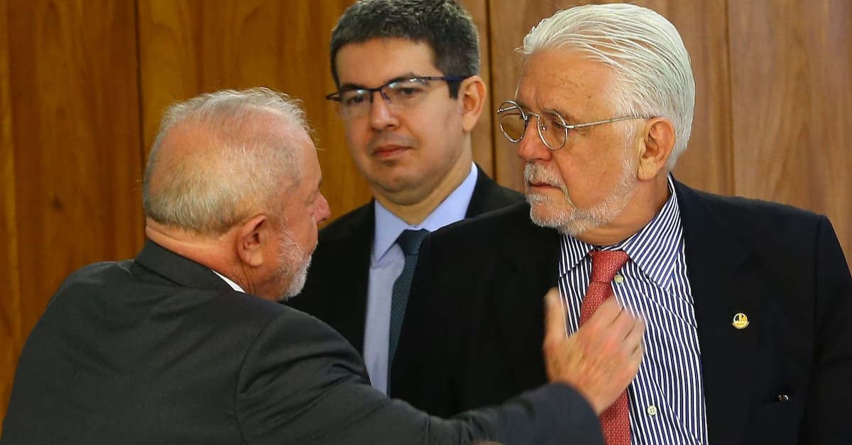 Jaques Wagner resiste em se afastar da liderança do governo, mas Lula deve recomendar saída