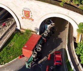 Caminhão tomba na entrada do túnel e provoca interdições em Santos