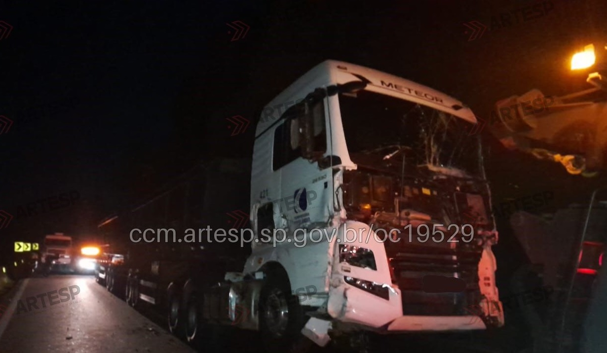 Falha nos freios provoca acidente com ônibus de viagem e carreta na Anchieta
