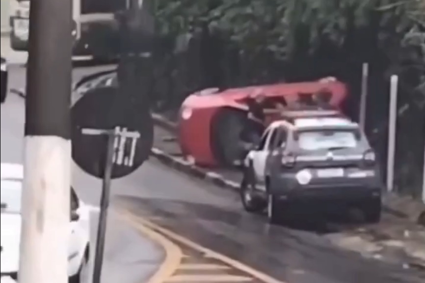 Carro capota e para sobre calçada no Morro da Nova Cintra, em Santos; VÍDEO