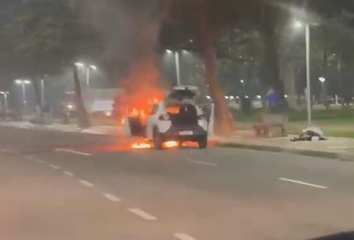 Carro pega fogo em via pública no Gonzaga, em Santos