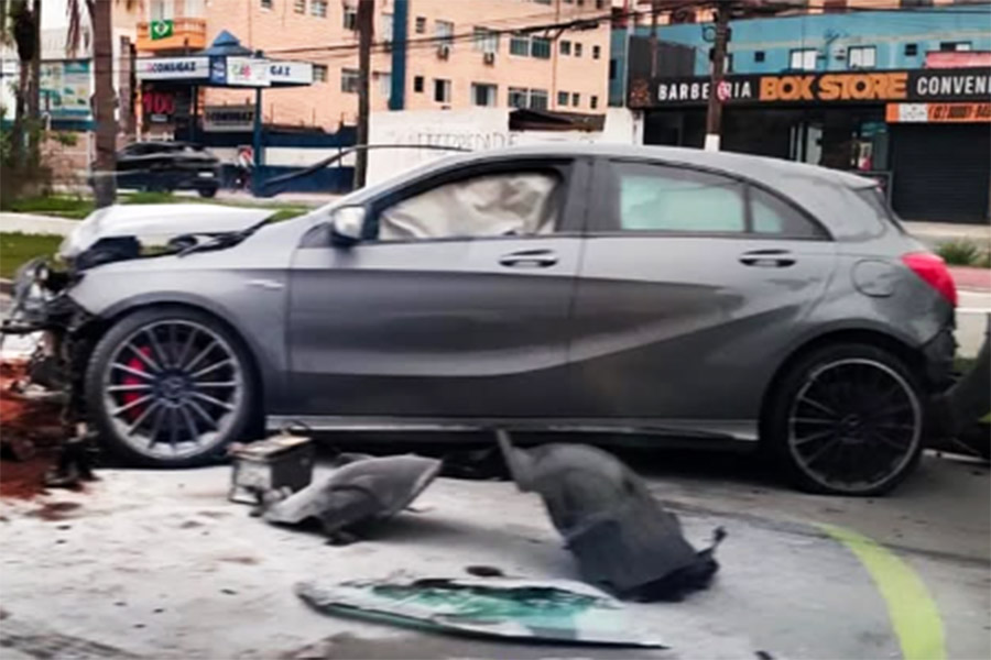 Motorista fica ferido após bater com Mercedes-Benz no poste em avenida de Guarujá; VÍDEO