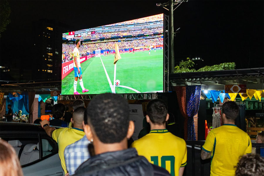 Arraiá dos Ingleses entra na segunda semana com transmissão da Copa, samba, forró e rock em Santos