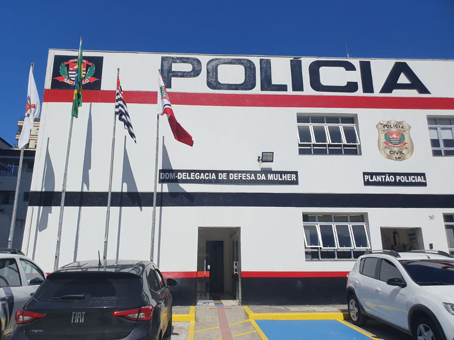 Homem é preso após tentar matar sua companheira a facadas dentro de casa em Santos