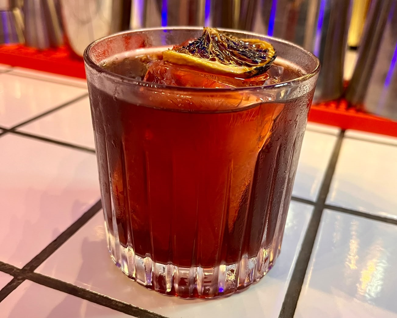 Bar de Santos cria experiência com ambientes para casais e solteiros no Dia dos Namorados