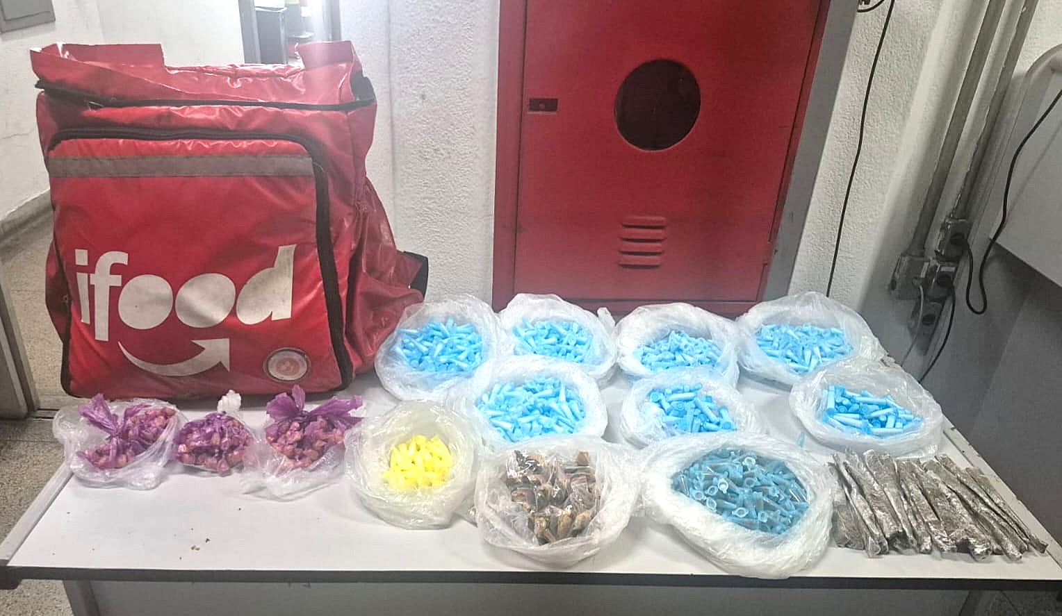 Falso entregador de comida por aplicativo é preso com mais de 2 kg de drogas em bag