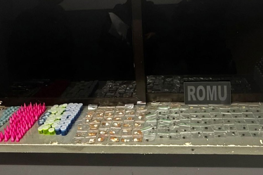 Após perseguição e tentativa de fuga, suspeito de tráfico é preso com drogas em São Vicente