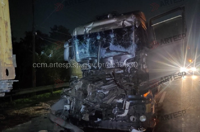 Engavetamento em Cubatão envolvendo quatro carretas deixa motorista em estado grave