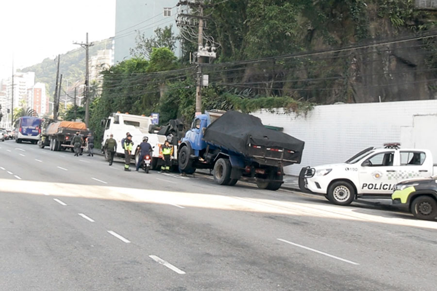 Força-tarefa fiscaliza caminhões de resíduos e recicláveis na entrada de Santos
