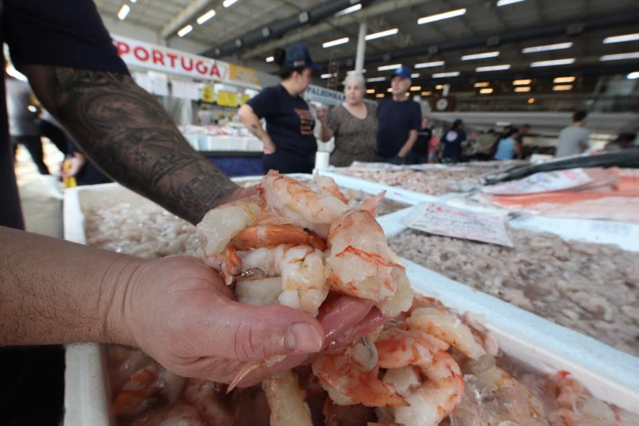 Mercado de Peixes de Santos promove festival com camarão a partir de R$ 29,99