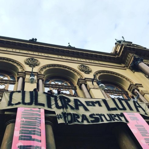 Artistas de teatro protestam em frente à Secretaria de Cultura de SP após edital