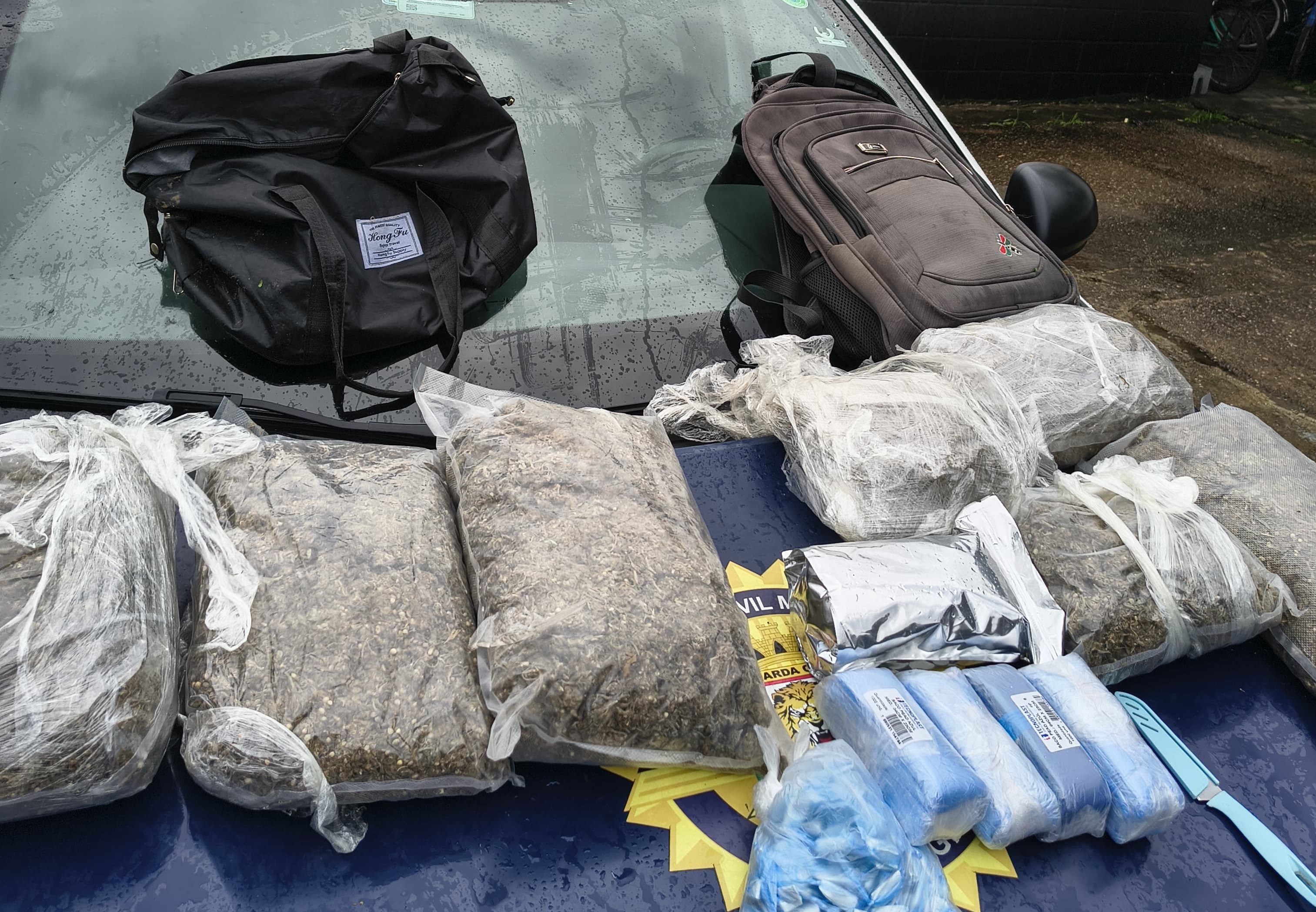 Motociclista com 7 kg de drogas cai em canal ao tentar fugir de guardas municipais em Bertioga
