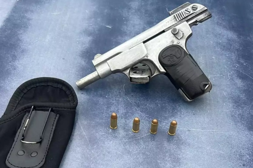 Homem é detido com arma comprada para revenda ao lado de mulher e criança em Praia Grande