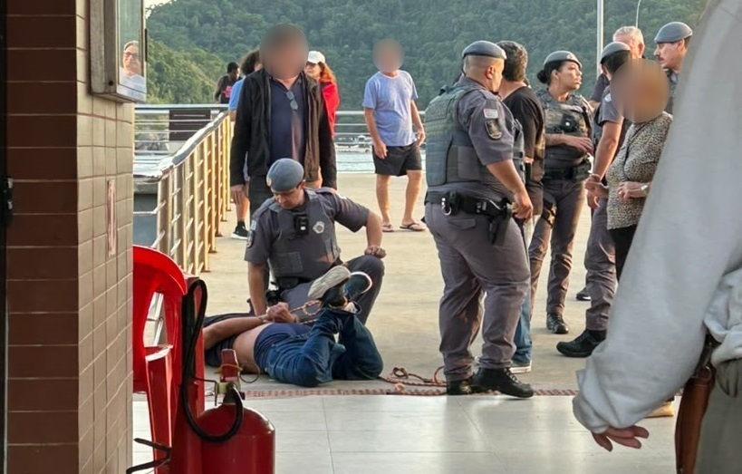 Homem em surto é contido pela PM após tentar agredir agentes no Deck do Pescador, em Santos