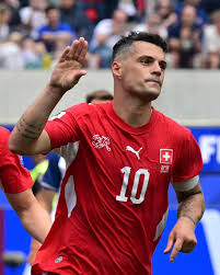 Com gol contra a Bósnia, Xhaka iguala feito histórico pela Suíça em Copas