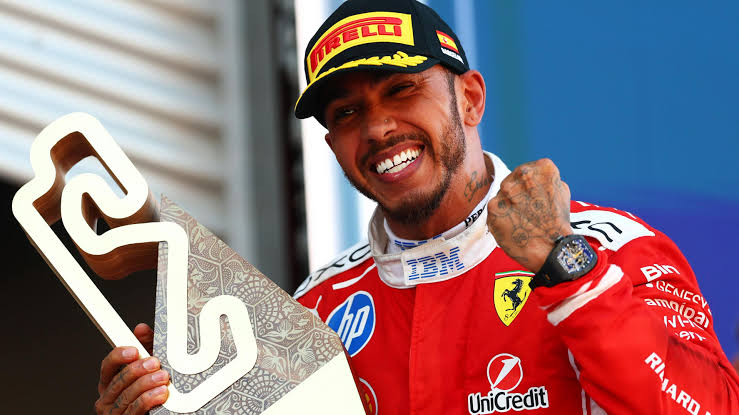 Lewis Hamilton faz tática agressiva e vence pela primeira vez com a Ferrari