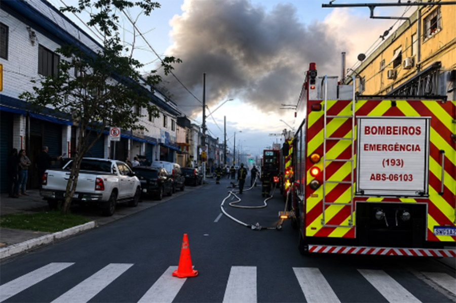 Incêndio atinge casa na Vila Mathias e provoca bloqueios em vias de Santos; VÍDEO