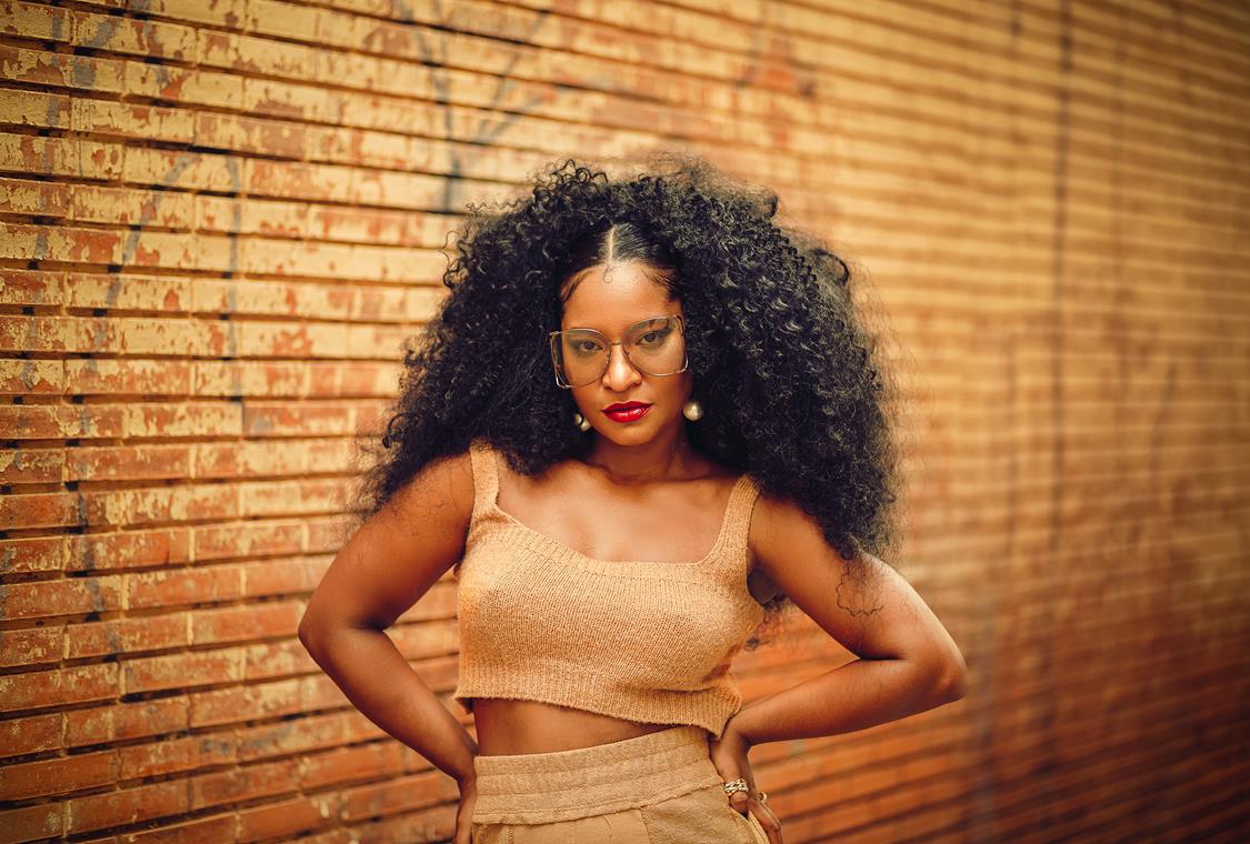 Larissa Luz aproxima o rock do Carnaval em 'Desmonte', primeiro disco em sete anos