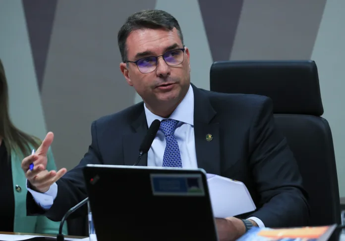 Kassio manda tirar do ar pesquisa que mostrou recuo de Flávio Bolsonaro