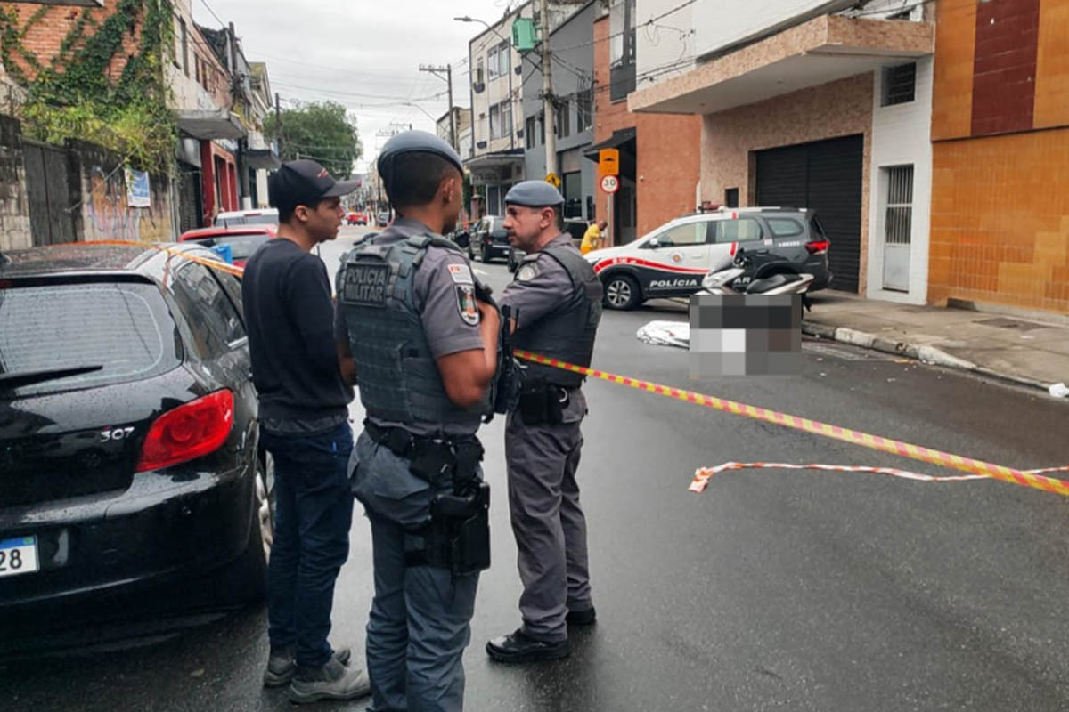 Homem em situação de rua é morto com tiros na cabeça e nas costas em Santos