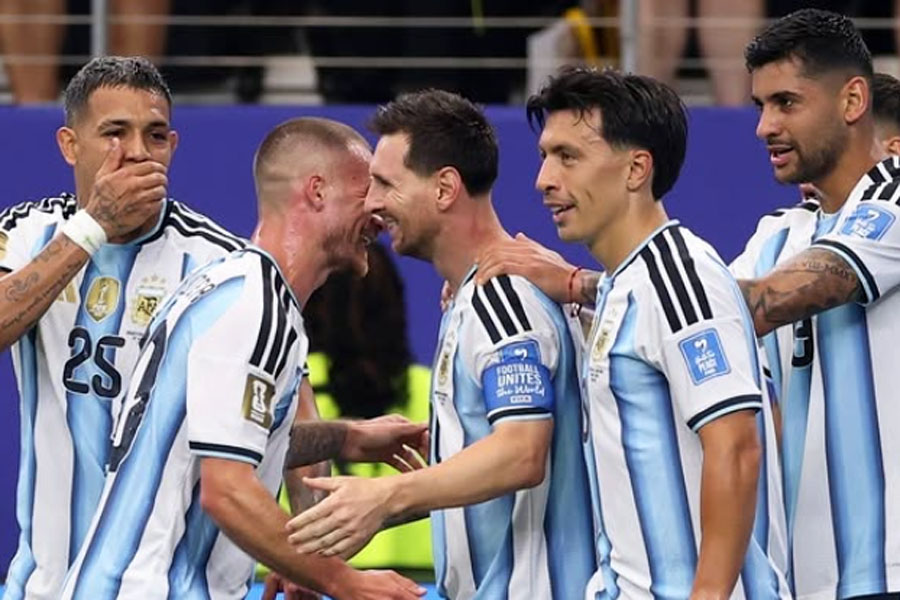 Messi marca gols históricos, vira maior goleador em Copas e garante classificação da Argentina