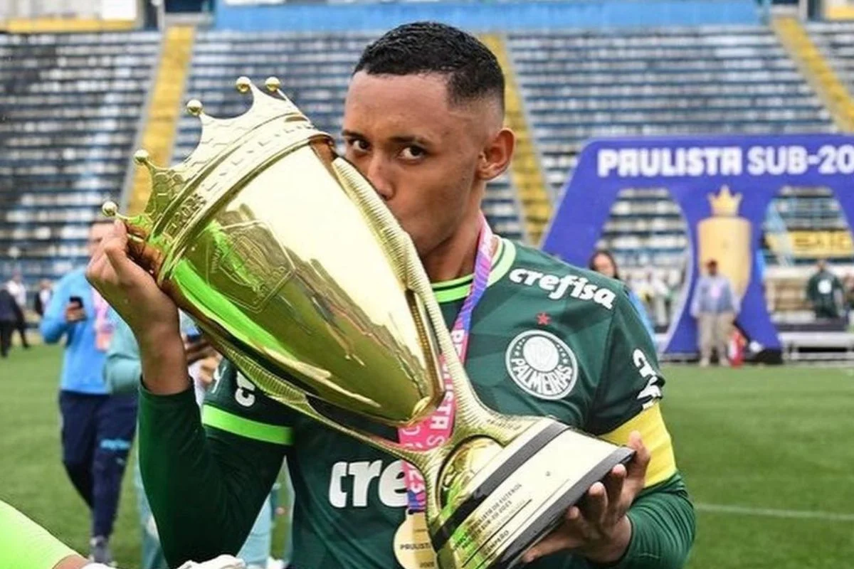 Palmeiras rescinde contrato de zagueiro devolvido por clube português
