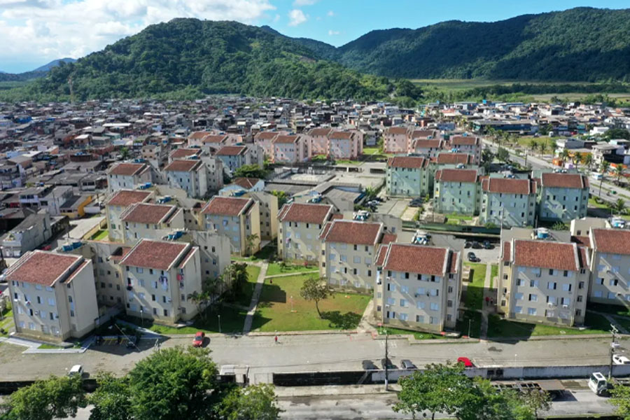 Corpo de Bombeiros controla vazamento de gás de cozinha dentro de imóvel em Guarujá