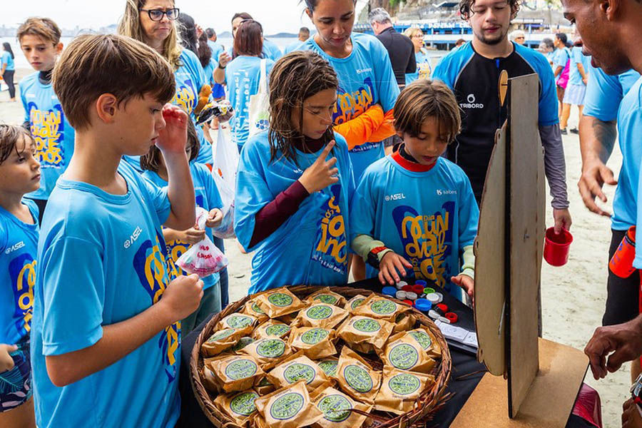 Dia Mundial dos Oceanos mobiliza comunidade em São Vicente com ações ambientais e mutirão na Praia do Itararé