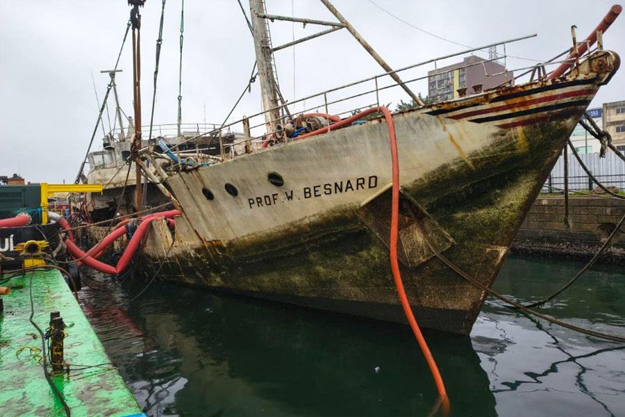 Após mais de três meses, navio Professor Besnard volta a flutuar no Porto de Santos