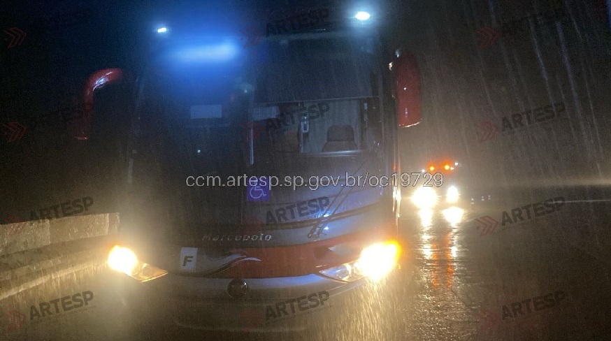 Ônibus de viagem quebra na Mogi-Bertioga e ocupa faixa por mais de cinco horas