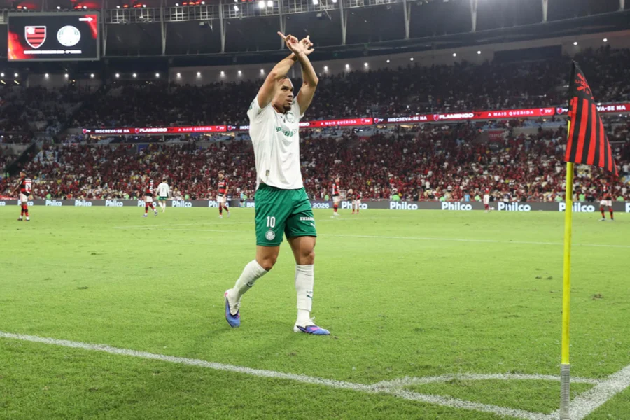 STJD suspende Paulinho, do Palmeiras, por gesto obsceno contra o Flamengo