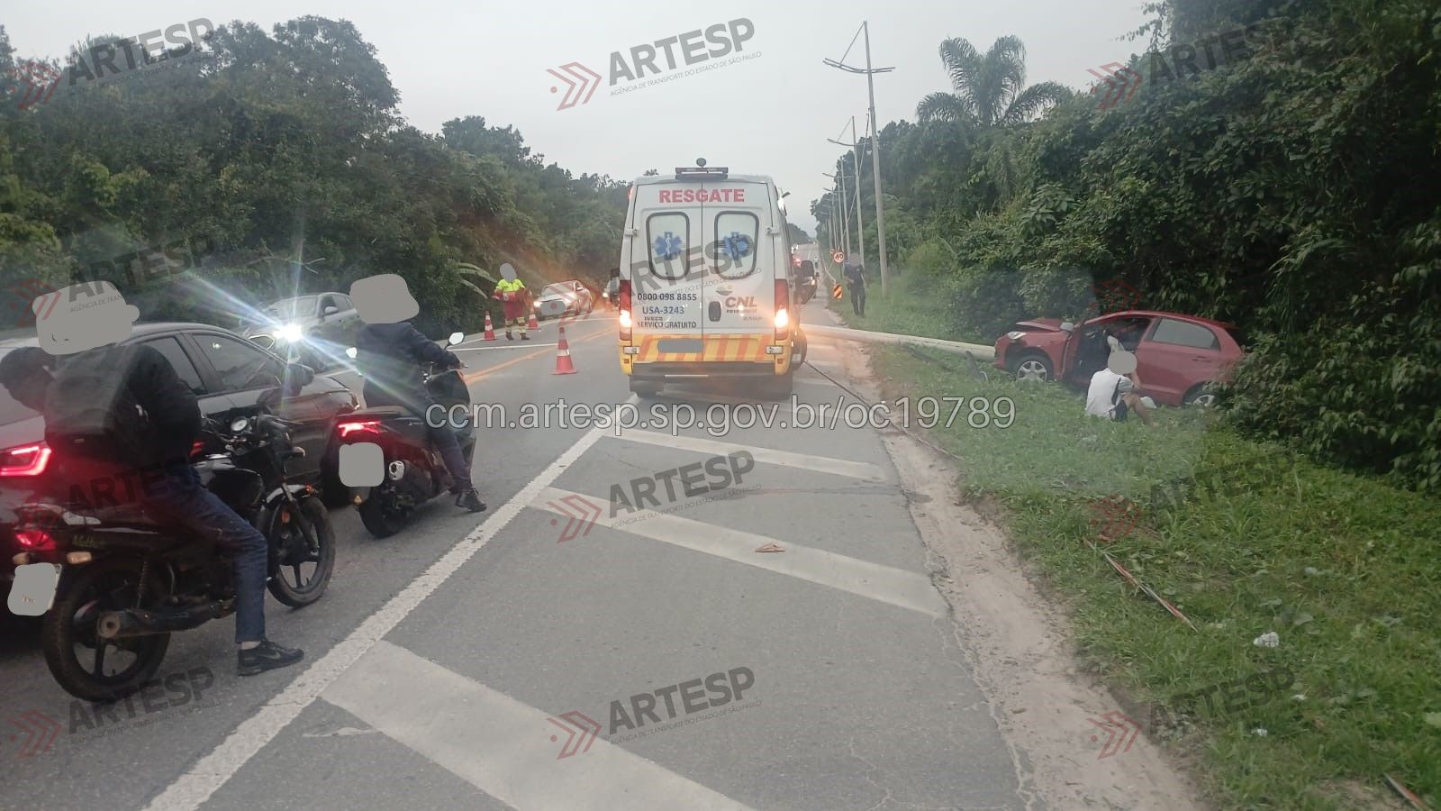 Motorista derruba poste na Rio-Santos e estrutura atinge caminhonete em Bertioga