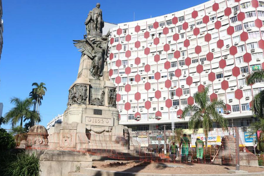Restauro da Praça da Independência, em Santos, avança com recuperação artesanal do piso português