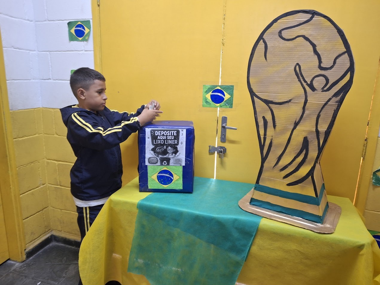 Escola de São Vicente incentiva reciclagem de figurinhas da Copa do Mundo