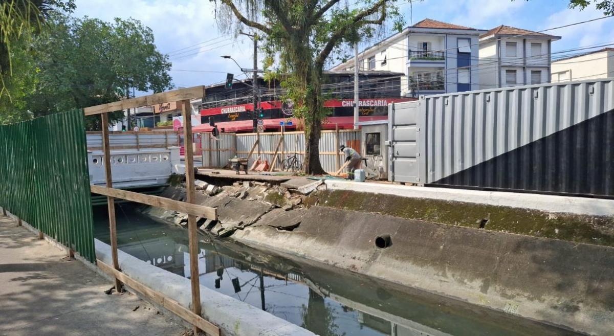 Prefeitura inicia obras para recuperar trecho danificado do Canal 4 após chuvas em Santos