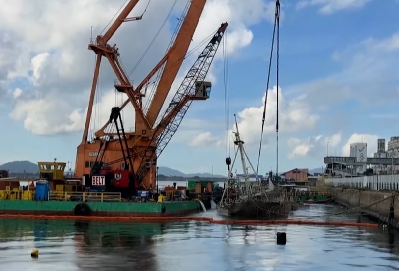 Teste de reflutuação do navio Professor Besnard avança no Porto de Santos