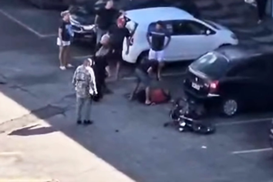 PM de folga impede suspeitos de roubarem casal em estacionamento de supermercado em Praia Grande; VÍDEO