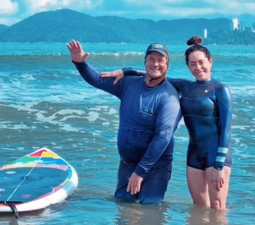 Aos 69 anos, Christiane Torloni pega primeira onda e celebra evolução no surfe em Santos; VÍDEO
