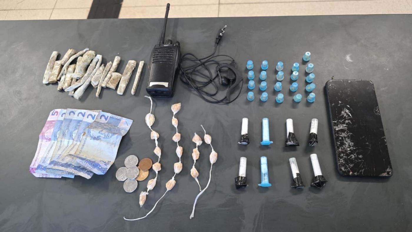 Suspeito foge ao ver viatura, dispensa pochete com drogas e acaba preso em Santos