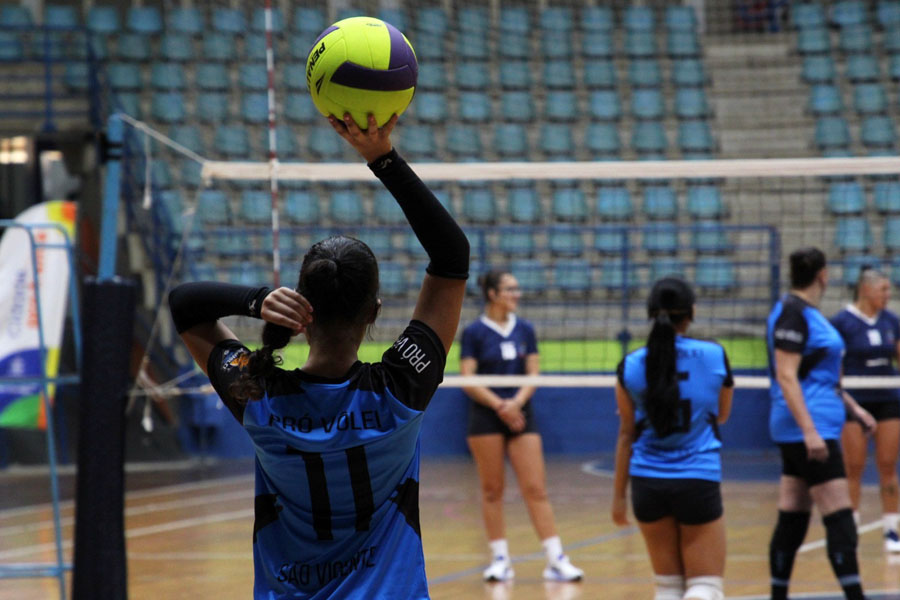 São Vicente realiza peneira para formação de equipe feminina de vôlei